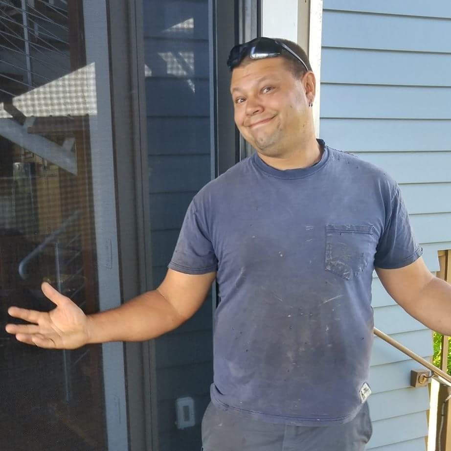 Jesse in front of Hawaii home